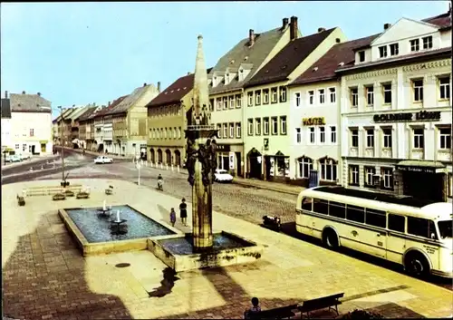 Ak Rochlitz an der Mulde, Platz der Befreiung, Brunnen, Denkmal, Bus, Goldener Löwe