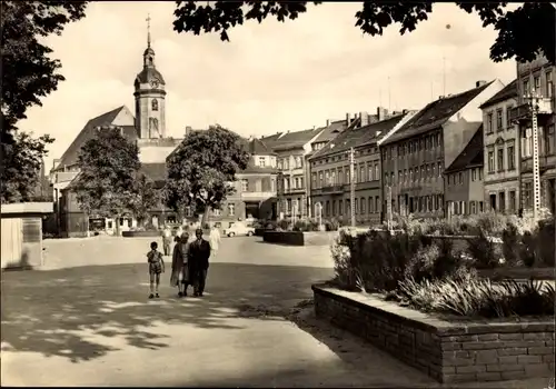 Ak Torgau an der Elbe, Rosa-Luxemburg-Platz, Passanten, Kirche