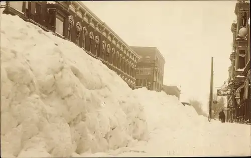 Foto Ak Kalamazoo Michigan USA, Straßenpartie mit Schneebergen, Winteransicht