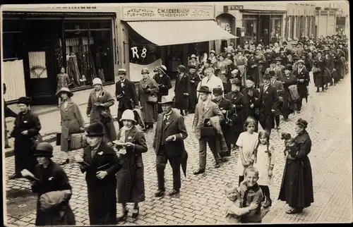 Foto Ak Kevelaer am Niederrhein, Straßenpartie mit Personen, Prozession ?, 1925