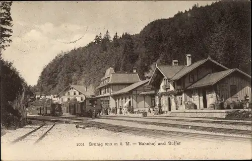 Ak Brünig Kanton Obwalden, Bahnhof und Buffet, Gleisseite