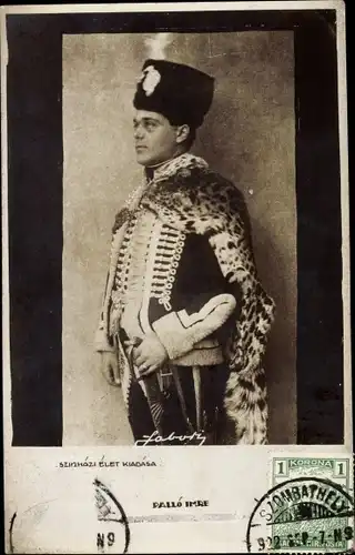 Foto Ak Opernsänger Imre Pallo, Portrait mit Gepardenfell und Uniform