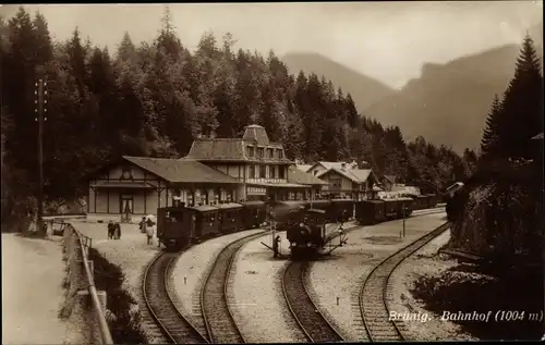 Ak Brünig Meiringen Kt. Bern Schweiz, Bahnhof Brünig Hasliberg, Gleisseite, Dampflok