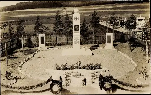 Foto Ak Schollach Eisenbach im Schwarzwald, Kriegerdenkmal, Soldatengräber