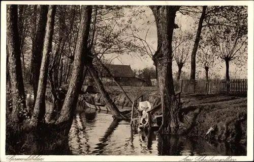 Ak Spreewald, Spreewälderin in Tracht, Bach, Bäume