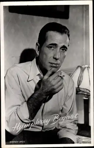 Ak Schauspieler Humphrey Bogart, Portrait mit Zigarette