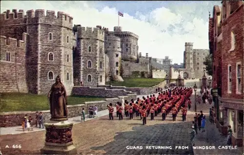 Ak Windsor Berkshire England, Guard returning from Windsor Castle
