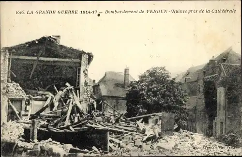 Ak Verdun Meuse, La Grande Guerre 1914-17, Bombardement, Ruines pres de la Cathedrale