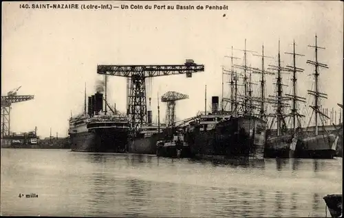 Ak Saint Nazaire Loire Atlantique, Un Coin du port aus Bassin de Penhoët, Hafen, Schiffe, Kran