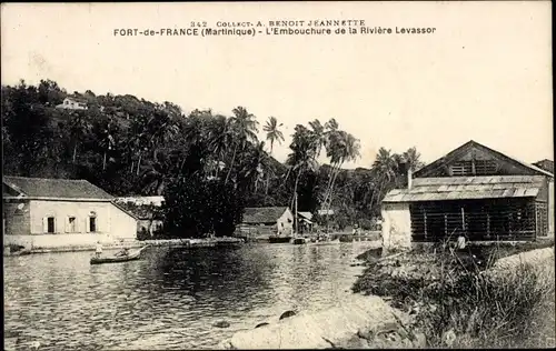 Ak Fort de France Martinique, L'Embouchure de la Riviere Levassor, Häuser am Fluss, Boot