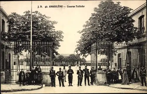 Ak Angoulême Charente, Caserne Taillefer, Soldaten vor Eingangstor