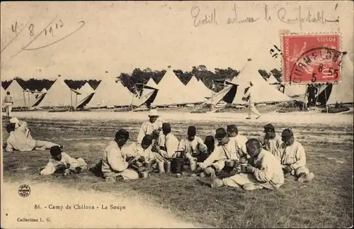 Ak Chalons sur Marne, Camp de Chalons, La Soupe, Soldaten essen auf der Wiese, Zelte