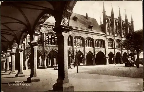 Ak Lübeck in Schleswig Holstein, Partie am Rathaus, Autos