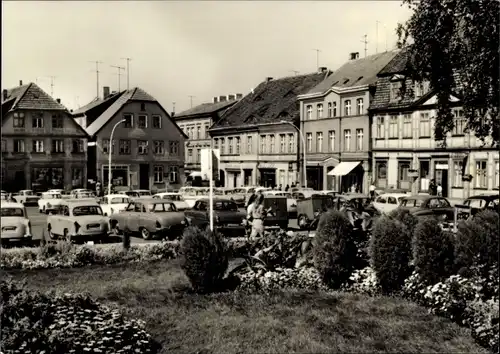 Ak Waren an der Müritz, Marktplatz, Autos