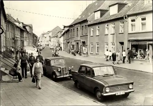 Ak Malchow in Mecklenburg, Straßenpartie, Passanten