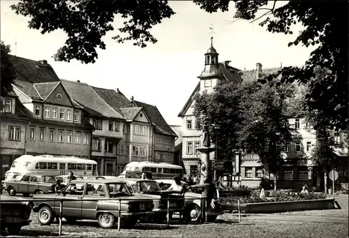 Ak Schleusingen in Thüringen, Partie am Marktplatz, Parkplatz, Autobus