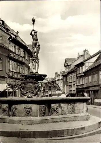 Ak Arnstadt in Thüringen, Hopfenbrunnen, erbaut 1873, Straßenansicht