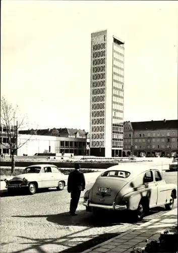 Ak Neubrandenburg in Mecklenburg Vorpommern, Blick zum Haus der Kultur und Bildung, Autos