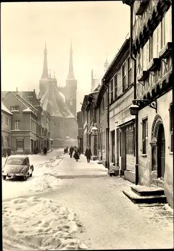 Ak Köthen in Anhalt, Straßenpartie, Kirche, Winter
