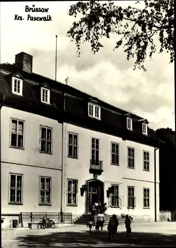 Ak Brüssow in der Uckermark, Polytechnische Oberschule, Gebäude 1