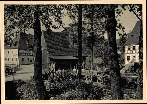 Ak Höckendorf Klingenberg im Osterzgebirge, Dorfbild am Gasthof, Holzstapel