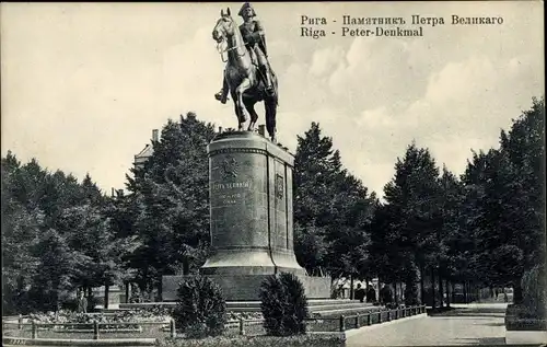 Ak Riga Lettland, Blick auf das Peter Denkmal, Reiterstatue, Straßenpartie