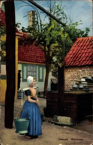 Ak Insel Walcheren Zeeland, Frau in Tracht am Brunnen, Nenke und Ostermaier 174 3064