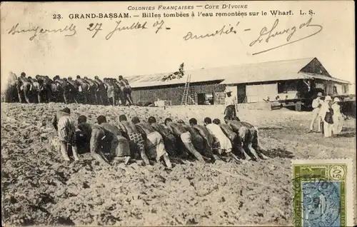 Ak Grand Bassam Elfenbeinküste, Billes tombées à l'eau remontées sur le Wharf