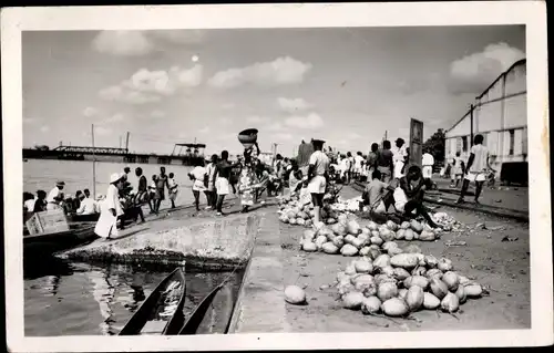 Ak Abidjan Elfenbeinküste, der Kai, Kokosnüsse