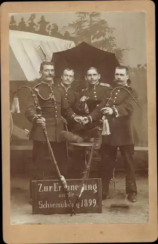 Foto Deutsche Soldaten in Uniformen, Erinnerung an die Schießübung 1899, Stabpfeifen