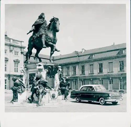 Foto Berlin Charlottenburg, Reiterstandbild des Großen Kurfürsten, Schloss Charlottenburg, Auto