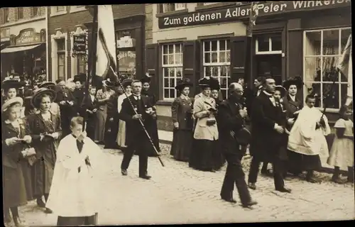 Foto Ak Kevelaer am Niederrhein, Zum goldenen Adler, Prozession, Pilger