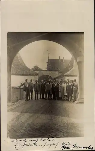 Foto Ak Kenzingen im Breisgau Baden, Gruppenaufnahme, Blick durch ein Tor