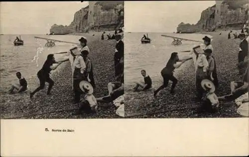 Stereo Ak Étretat Seine Maritime, Sortie de Bain, Bademantel, Strandleben