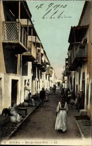 Ak Biskra Algerien, Rue des Ouled Nails, Straßenpartie, Araber