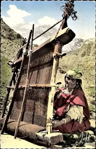 Ak Marokko, Frau mit Webstuhl, Tissage dans le Haut Atlas, Gebirge