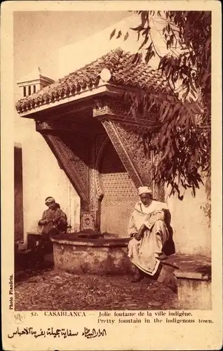 Ak Casablanca Marokko, Jolie fontaine de la ville indigene, Männer am Brunnen