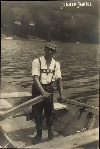 Foto Ak Mann in Boot, Bayrische Tracht, Unser Hartel