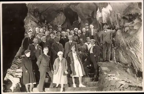 Foto Ak Rübeland Oberharz am Brocken, Hermannshöhle, Gruppenbild Besucher