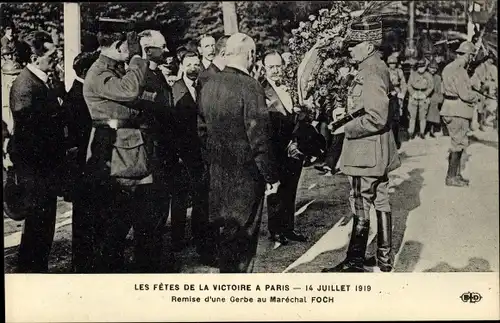 Ak Paris, Les Fetes de la Victoire, 14 Juillet 1919, Remise d'une Gerbe au Maréchal Foch