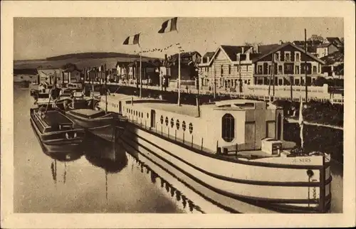 Ak Appel en Faveur des Bateliers Mobilises, Boote auf einem Fluss oder Kanal, Uferpromenade