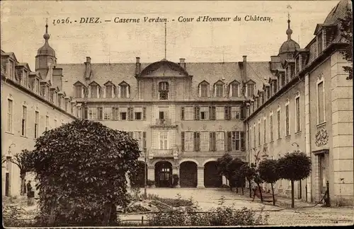 Ak Diez im Rhein Lahn Kreis Rheinland Pfalz, Caserne Verdun, Cour d'Honneur du Château