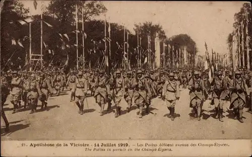 Ak Paris VIII Arrondissement Élysée, Apotheose de la Victoire 1919, Les Poilus defilent