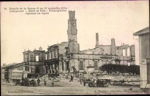 Ak Laheycourt Meuse, Hotel de Ville, ruines, Telegraphistes reposant les lignes