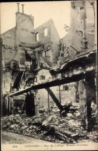 Ak Soissons Aisne, Rue du College, Maison incendiee