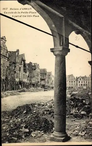 Ak Arras Pas de Calais, Un coin de la Petite Place, ruines