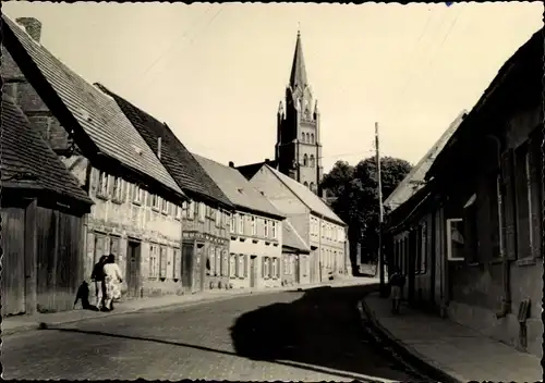 Foto Ak Röbel an der Müritz, Straßenpartie, Kirchturm