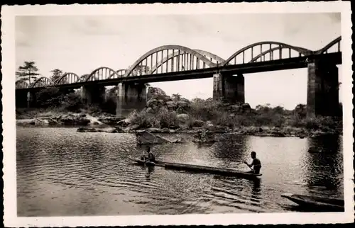 Ak Tiassale Elfenbeinküste, Einheimische im Kanu, Eisenbahnbrücke