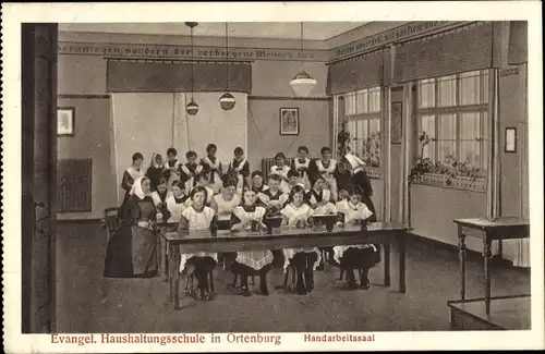 Ak Ortenburg Niederbayern, Handarbeitssaal der ev. Haushaltungsschule, Schüler