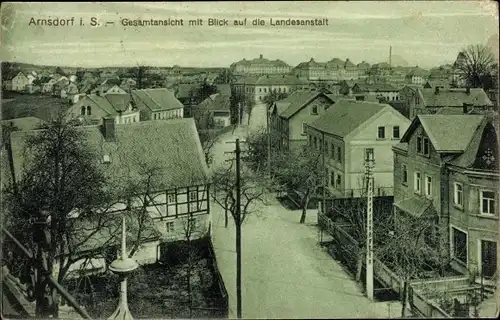 Ak Arnsdorf in Sachsen, Gesamtansicht mit Blick auf die Landesanstalt